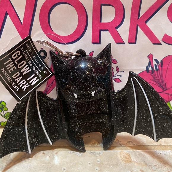 SOLD!! 🎉🦇 VERY RARE!!! Glow In The Dark Halloween Bat 🦇 Pocketb… - Picture 6 of 8